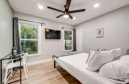 Original Town Casa | King Self Check-In BBQ 4 TVs Parking Rain-Shower