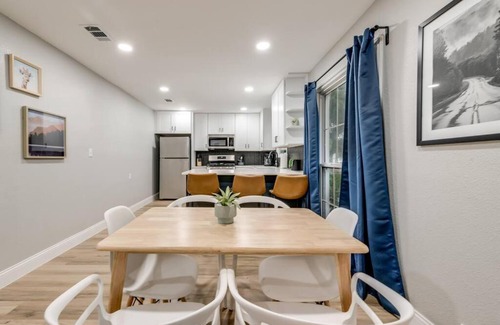 Original Town Casa | King Self Check-In BBQ 4 TVs Parking Rain-Shower