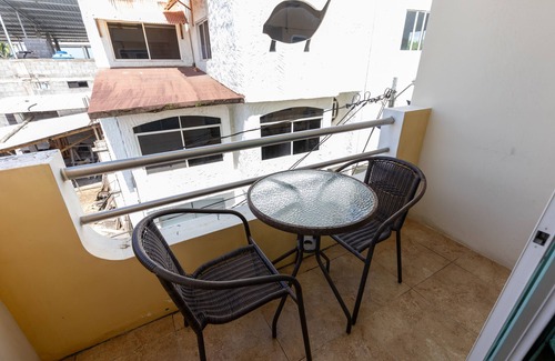 Puerto Ayora Apartamento | KING-SIZE BED OR TWO TWIN BEDS SUITE ON SECOND FLOOR WITH CITY VIEW BALCONY