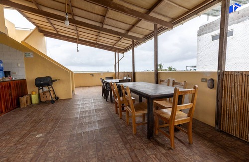 Puerto Ayora Apartamento | KING-SIZE BED OR TWO TWIN BEDS SUITE ON SECOND FLOOR WITH CITY VIEW BALCONY