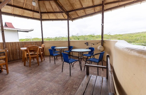 Puerto Ayora Apartamento | KING-SIZE BED OR TWO TWIN BEDS SUITE ON SECOND FLOOR WITH CITY VIEW BALCONY