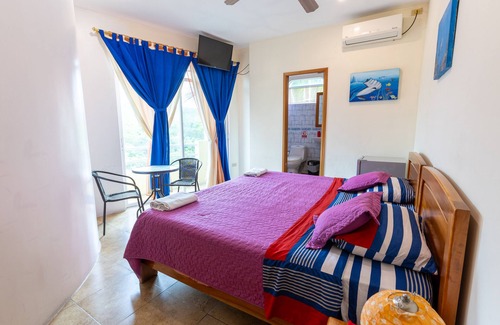 Puerto Ayora Cama Y Desayuno | KING-SIZE BEDROOM FOREST VIEW BALCONY ON THE SECOND FLOOR