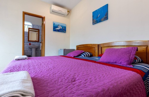 Puerto Ayora Cama Y Desayuno | KING-SIZE BEDROOM FOREST VIEW BALCONY ON THE SECOND FLOOR