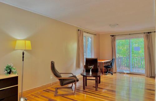 Ottawa Division Casa | King size bedroom & private bathroom & free parking
