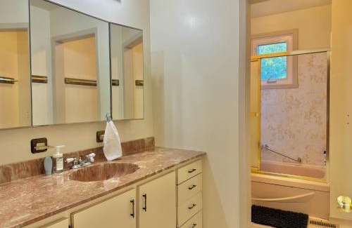 Ottawa Division Casa | King size bedroom & private bathroom & free parking