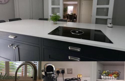 West Byfleet Casa | King size room with own bathroom & livingroom in a luxury home, free WiFi, HOMESTAY