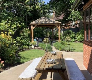 West Byfleet Casa | King size room with own bathroom & livingroom in a luxury home, free WiFi, HOMESTAY