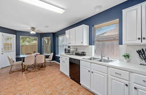 Cypress Apartamento | King sized bed Driveaway parking Private Backyard
