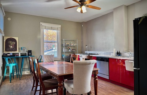 Walnut Hills Condominio | King-Sized Condo - Great Location - Steps to Cafes & Restaurants