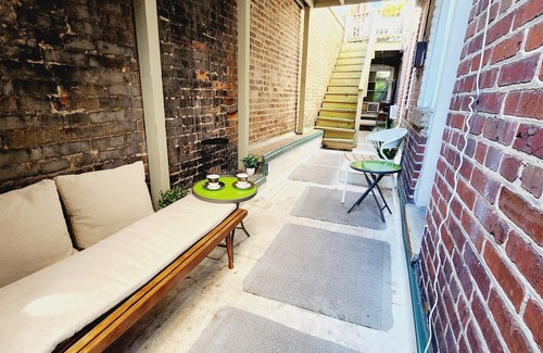 Old Town West Apartamento | King St Fashionable Unit. Location is Key! Be In The Center Of All The Action