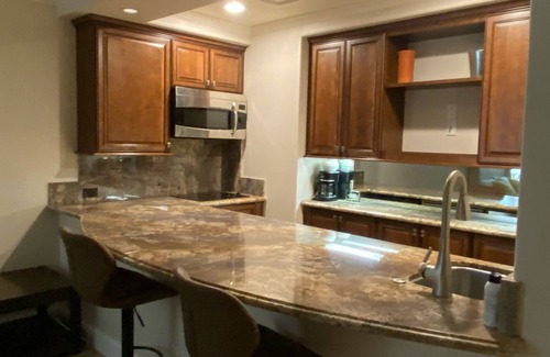 Palm Desert Complejo | King Studio in shadow Mountain Resort and Club. Travel Nurses Welcome!