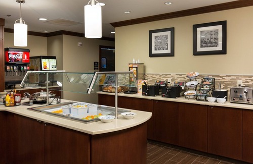 Polaris Apartamento | Mobility Accessible King Studio cerca de la Universidad Estatal de Ohio | Desayuno caliente gratis!