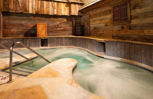 Rothschild Casa | King Studio With Access to Pool, Hot Tub, and Gym