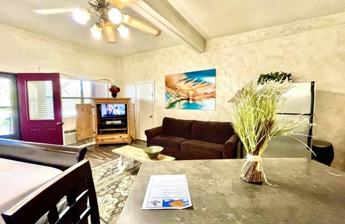 Mount Ida Apartamento | King Studio with king bed, dining area, sleeper sofa and view of Lake Ouachita by RedAwning