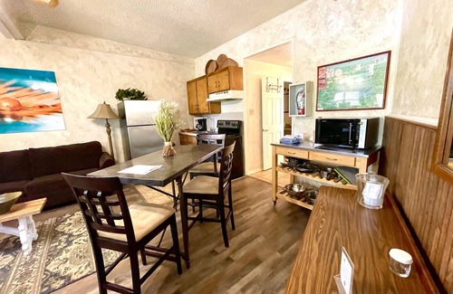 Mount Ida Apartamento | King Studio with king bed, dining area, sleeper sofa and view of Lake Ouachita by RedAwning