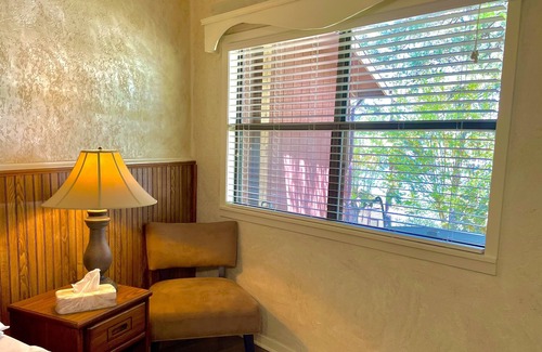 Mount Ida Apartamento | King Studio with king bed, dining area, sleeper sofa and view of Lake Ouachita by RedAwning