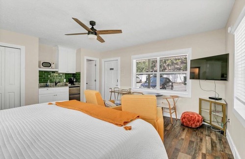Safety Harbor Hotel | King Suite 101:Retro King Suite w/ Kitchenette