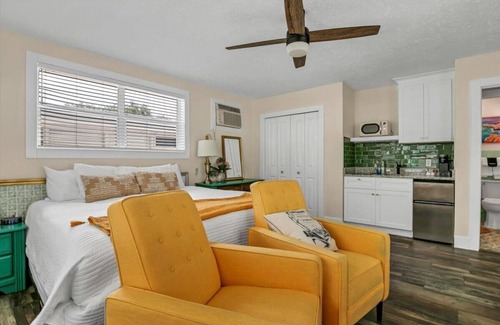 Safety Harbor Hotel | King Suite 101:Retro King Suite w/ Kitchenette