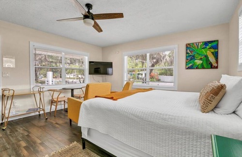 Safety Harbor Hotel | King Suite 101:Retro King Suite w/ Kitchenette