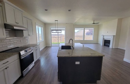 Tri-Cities Casa | King Suite, 3 Car Garage & Yard 3/2