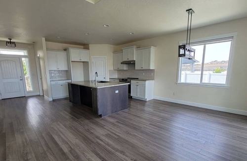 Tri-Cities Casa | King Suite, 3 Car Garage & Yard 3/2