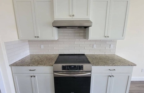Tri-Cities Casa | King Suite, 3 Car Garage & Yard 3/2