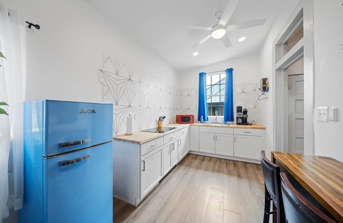 Alta Vista Apartamento | King Suite 30+ Day Stay l Near Downtown & Airport