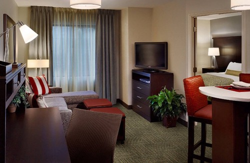 Sterling Heights Condominio | Suite King | Desayuno buffet, acceso a la piscina cubierta + centro de negocios las 24 horas