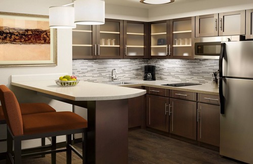 Wichita Falls Condominio | King Suite Close to Castaway Cove Water Park! Equipped Kitchen + Complimentary Breakfast