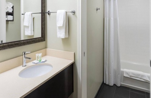 Wichita Falls Condominio | King Suite Close to Castaway Cove Water Park! Equipped Kitchen + Complimentary Breakfast