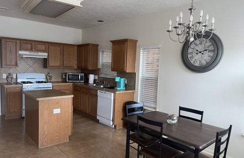 Greater Greenspoint Casa | KING SUITE COZY 3 BEDROOM 3 BATHROOM HOME near IAH|DOWNTOWN!