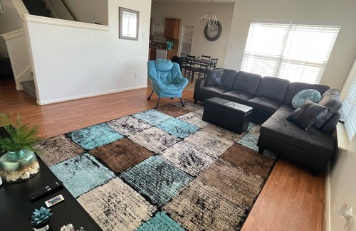 Greater Greenspoint Casa | KING SUITE COZY 3 BEDROOM 3 BATHROOM HOME near IAH|DOWNTOWN!