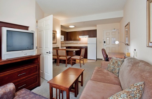 Chesapeake Condominio | King Suite. Free Breakfast. Indoor Pool & Hot Tub. Great for Business Travelers!