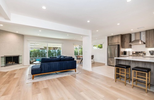 Encino Casa | King Suite / Free Heated Pool / BBQ / Newly Renovated