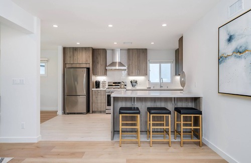 Encino Casa | King Suite / Free Heated Pool / BBQ / Newly Renovated