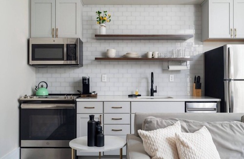 East Market District Apartamento | King Suite - Hancock House Louisville