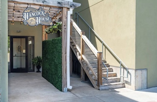 East Market District Apartamento | King Suite - Hancock House Louisville