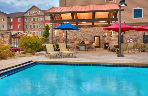 Midvale Condominio | King Suite | Heated Pool, Hot Tub, Free Breakfast!