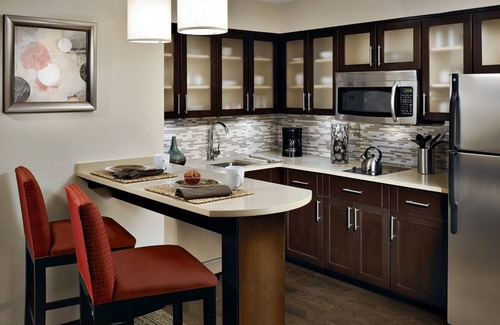 Auburn Hills Condominio | Piscina cubierta + Wi-Fi gratis, desayuno gratis | Audiencia Suite accesible cerca de Sea Life Michigan
