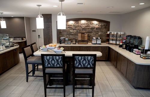 Auburn Hills Condominio | Piscina cubierta + Wi-Fi gratis, desayuno gratis | Audiencia Suite accesible cerca de Sea Life Michigan