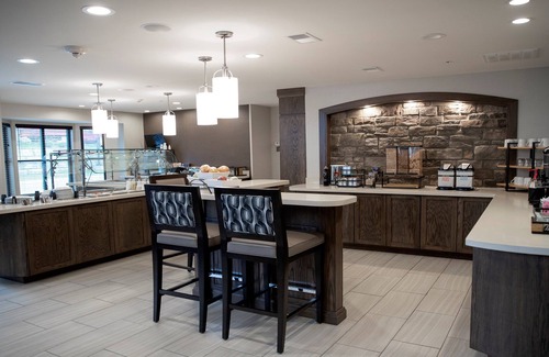 Auburn Hills Condominio | Piscina cubierta + Wi-Fi gratis, desayuno gratis | Audiencia Suite accesible cerca de Sea Life Michigan