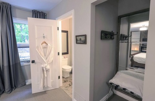 Creemore Cama Y Desayuno | King Suite at Sequel Inn Creemore