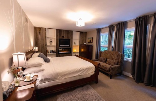 Creemore Cama Y Desayuno | King Suite at Sequel Inn Creemore