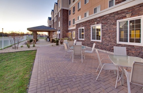 Rockford Condominio | King Suite. Pool. Free Breakfast. Near Midway Village Museum!