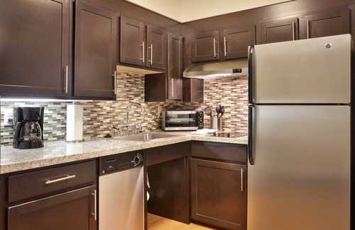 Midvale Condominio | King Suite | Pool & Hot Tub | Near Jordan Landing!