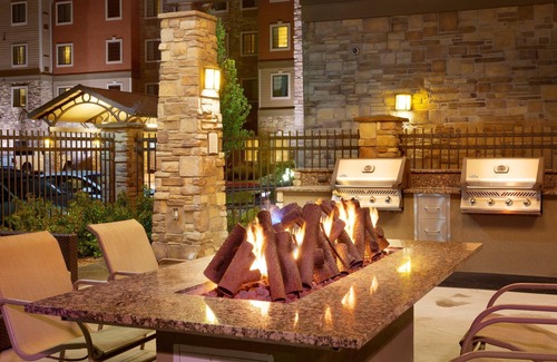 Midvale Condominio | King Suite | Pool & Hot Tub | Near Jordan Landing!