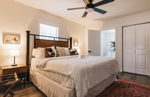 East Cesar Chavez Casa | King Suite Retreat -Steps from Football & Perfect for Holiday Stays
