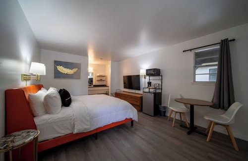 Eureka Springs Historic District Complejo | King Suite Room #17 at GloryDayz
