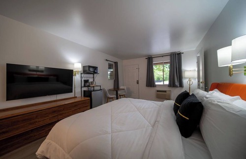 Eureka Springs Historic District Complejo | King Suite Room #17 at GloryDayz