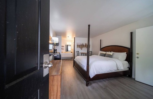 Eureka Springs Historic District Complejo | King Suite Room #14 at GloryDayz!